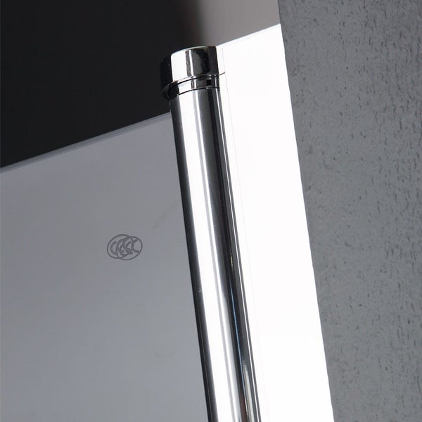 Detailansicht einer Duschkabine mit Glaswand und Chromprofil