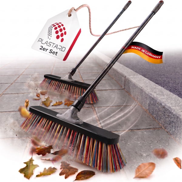 Zwei Straßenbesen mit langem Stiel im Set inklusive Plastard Logo und Made in Germany Siegel zum Kehren von Laub auf Pflastersteinen.
