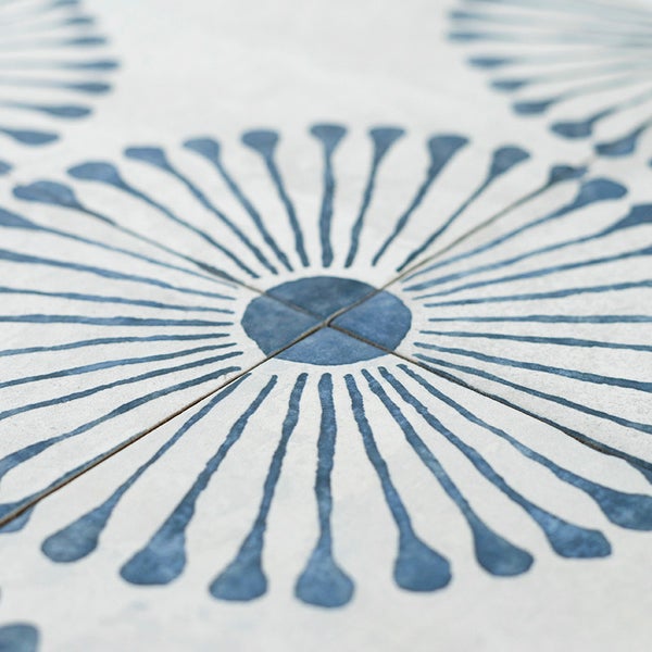 Wandfliesen oder Bodenfliesen mit geometrischem Blumenmuster in Nahaufnahme