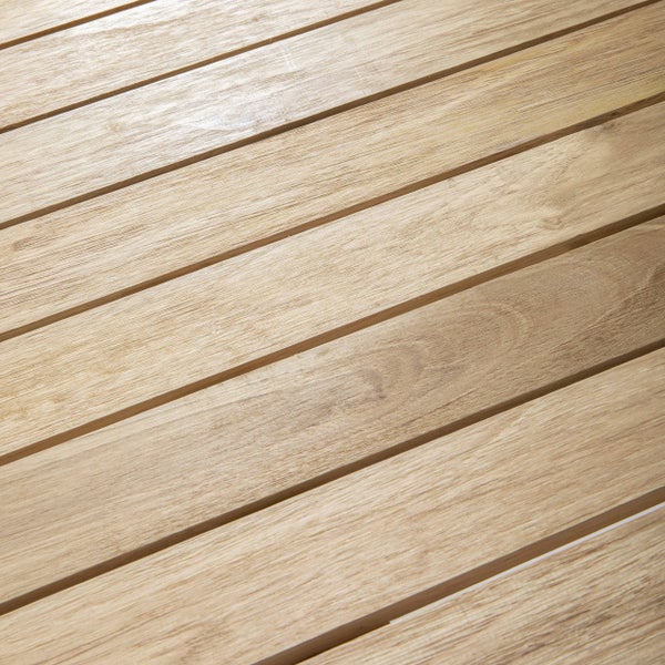 Nahaufnahme von Holzlatten mit sichtbarer Maserung, parallel angeordnet für eine Tischplatte oder eine Terrasse.