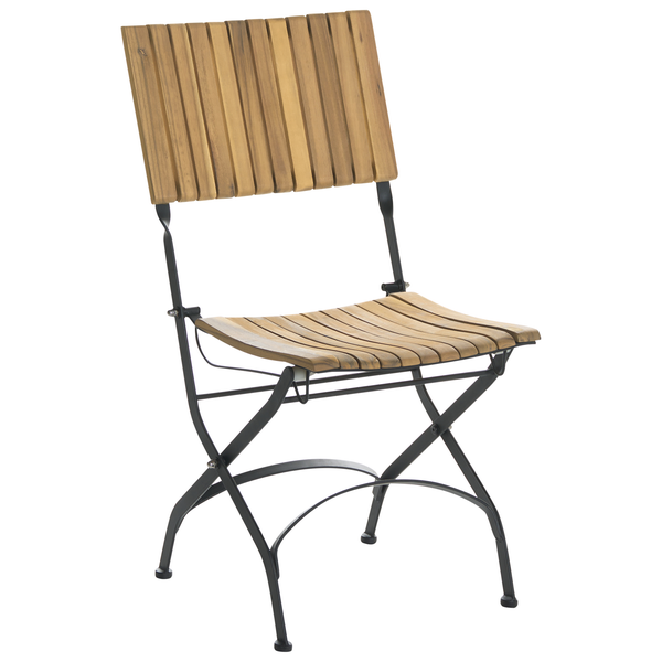 Klappbarer Gartenstuhl mit Sitzfläche und Rückenlehne aus Holzlatten und einem schwarzen Metallgestell.