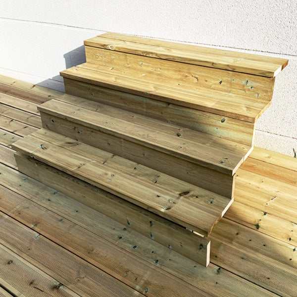 Holztreppe im Außenbereich auf einer Holzterrasse