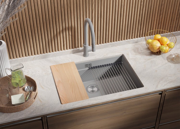 Küchenszene mit Spüle, Abtropfgestell und Schneidebrett auf einer Arbeitsplatte