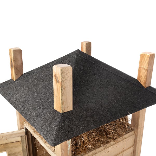 Detailansicht eines Holzspielhauses mit Bitumendach und Holzpfosten