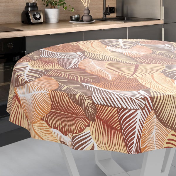 Runde Tischdecke mit tropischem Blattmuster in Erdtönen auf einem Tisch in einer modernen Küche.