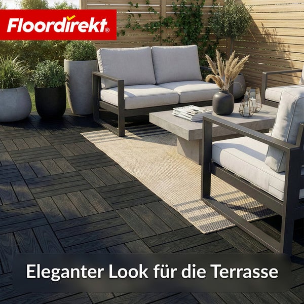 Terrasse mit Outdoor-Sitzgruppe, bestehend aus Sofa, Sessel und Couchtisch auf dunklen Terrassenfliesen. Floordirekt Logo.