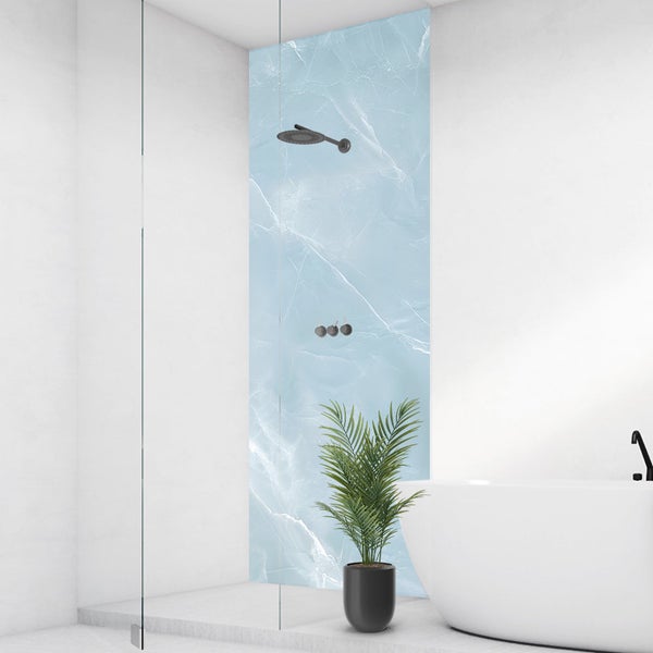 Duschrückwand mit Marmor-Muster und weißer Maserung in einem modernen Badezimmer mit Glasdusche und Badewanne.