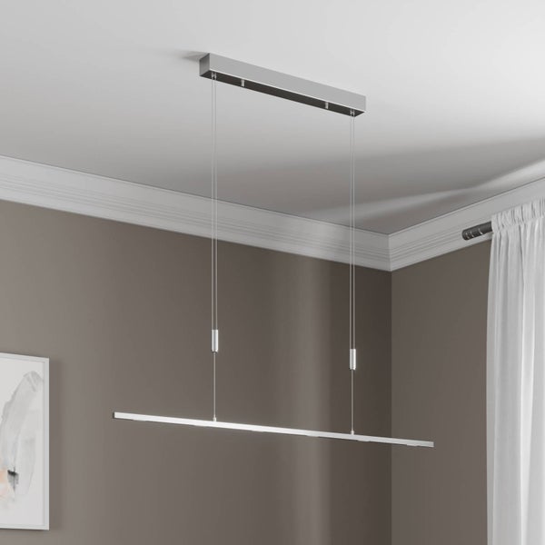 Moderne, schmale und höhenverstellbare Pendelleuchte in einem hellen Raum mit grauen Wänden und weißen Deckenleisten.