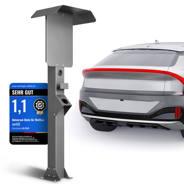 Universal-Stele für Wallbox sortiQ aus Metall neben einem Fahrzeugheck mit Testsieger-Siegel Note 1,1.