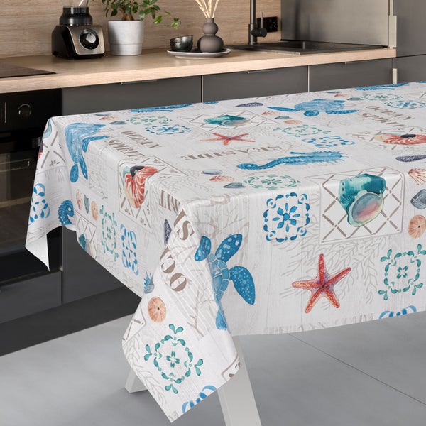 Rechteckige Tischdecke mit maritimem Muster aus Meeresschildkröten, Seesternen und Muscheln auf einem Küchentisch in einer hellen, modernen Küche.