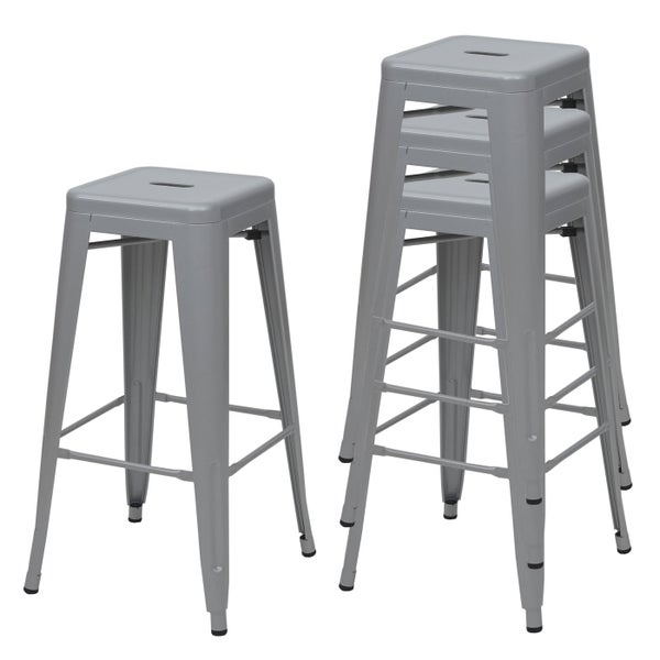 Zwei graue Barhocker aus Metall mit quadratischer Sitzfläche.