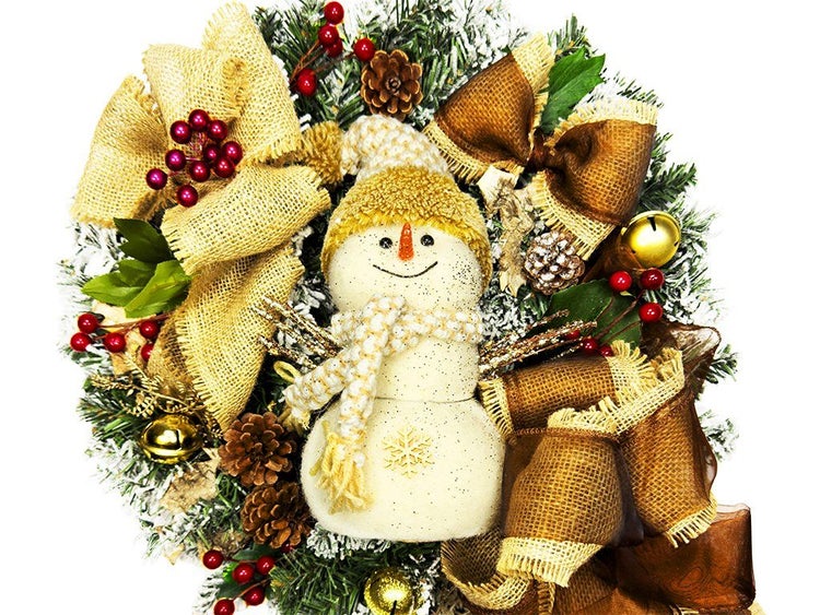 Weihnachtskranz mit Schnee-Optik, dekoriert mit Stoff-Schneemann, Juteschleifen, Zapfen, Beeren und Glocken für die winterliche Dekoration.