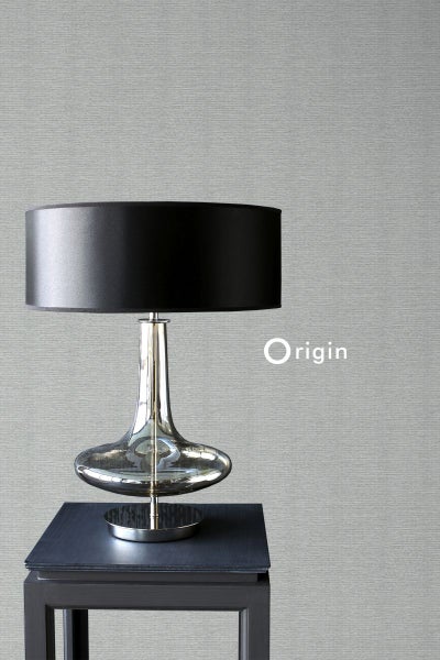 Dekorative Lampe mit Lampenschirm auf einem Tisch