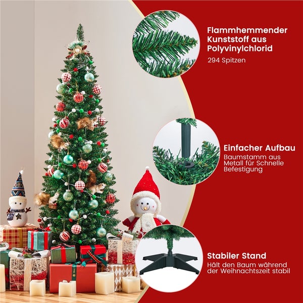 Geschmückter künstlicher Weihnachtsbaum mit Geschenken und Dekorationen