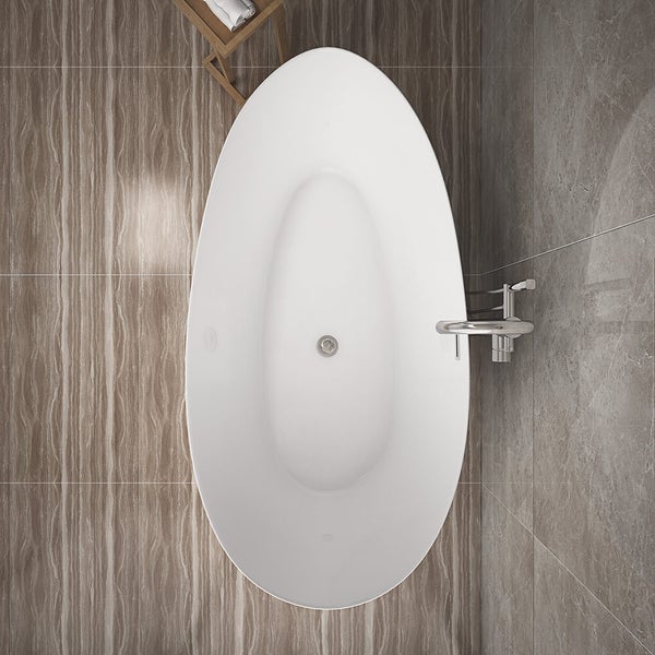 Freistehende ovale Badewanne in moderner Badezimmerumgebung, Ansicht von oben, mit Armatur und Beistelltisch auf Fliesenboden.