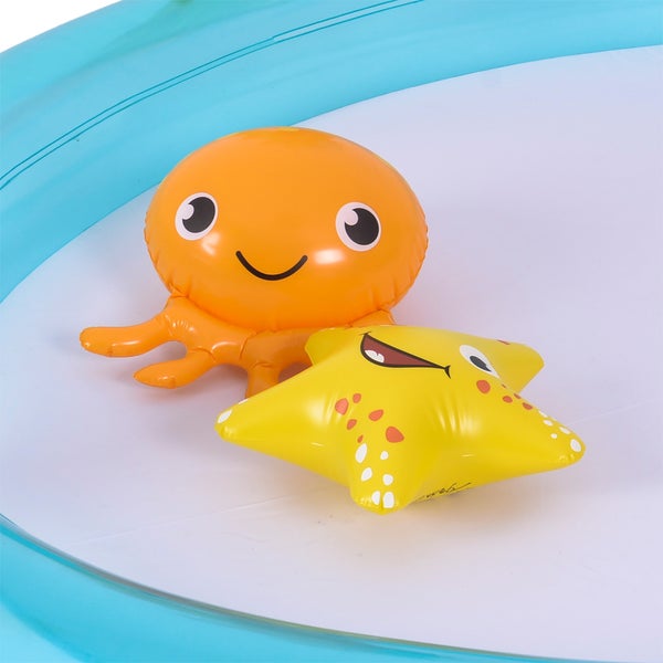 Aufblasbare Spielzeuge in Form eines Oktopus und eines Seesterns für Kinder in einem Planschbecken