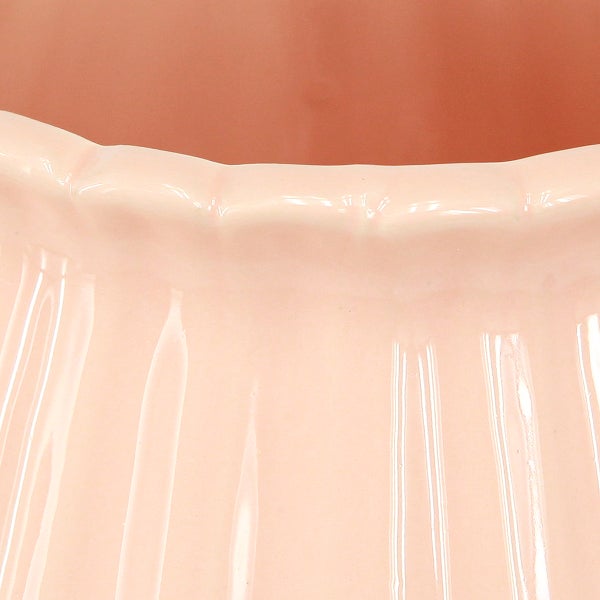 Detailansicht einer glänzenden, gerippten Oberfläche