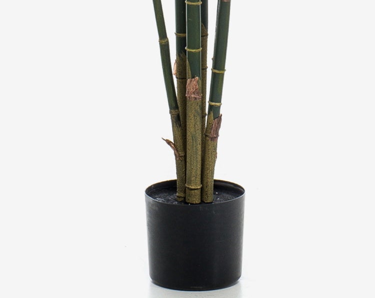 Künstliche Bambuspflanze mit naturgetreuen Halmen in einem schwarzen Kunststofftopf.