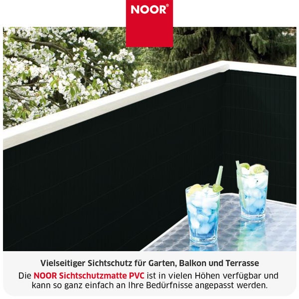 NOOR Logo, schwarze Kunststoff Sichtschutzmatte aus Polyvinylchlorid als Balkonverkleidung an einem Balkongeländer mit Glas-Tisch und Drinks.
