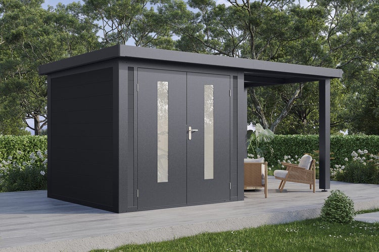Modernes Gartenhaus mit Flachdach und seitlichem Anbau auf einer Terrasse im Garten stehend.