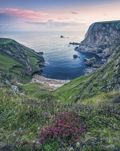 Landschaft mit Klippen, Meer und Vegetation