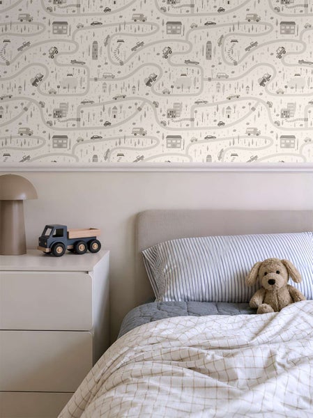 Vliestapete mit Straßen und Fahrzeug Motiven für das Kinderzimmer, tapeziert in einem gemütlichen Schlafbereich.