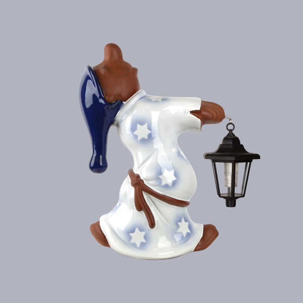Keramik-Gartenfigur Sandmännchen mit Laterne und Sterngewand.