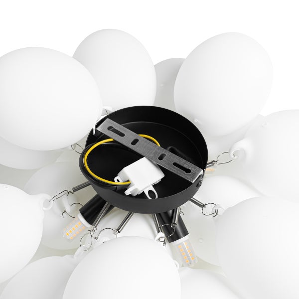 Deckenleuchte mit mehreren Leuchtmitteln und Lampenschirm aus Glas