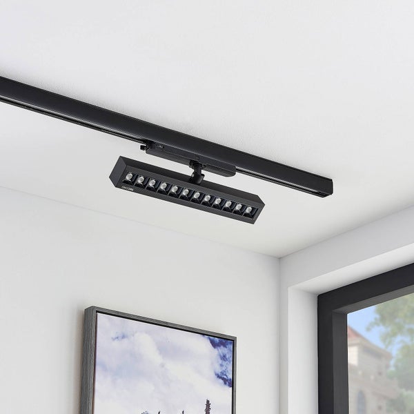 Schwarze Schienenleuchte mit 12 LED Lampen an einer schwarzen Schiene an der Decke montiert.