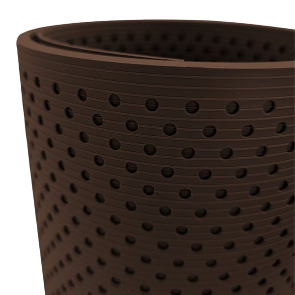 Braune Gummimatte mit Löchern, aufgerollt dargestellt