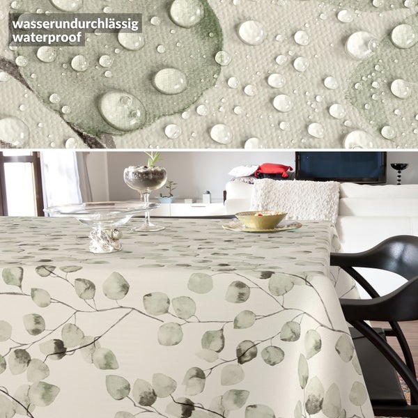 Wasserabweisende Tischdecke mit Blattmuster in einem hellen Wohnzimmer, Detailaufnahme zeigt wasserundurchlässiges Material mit Wassertropfen.
