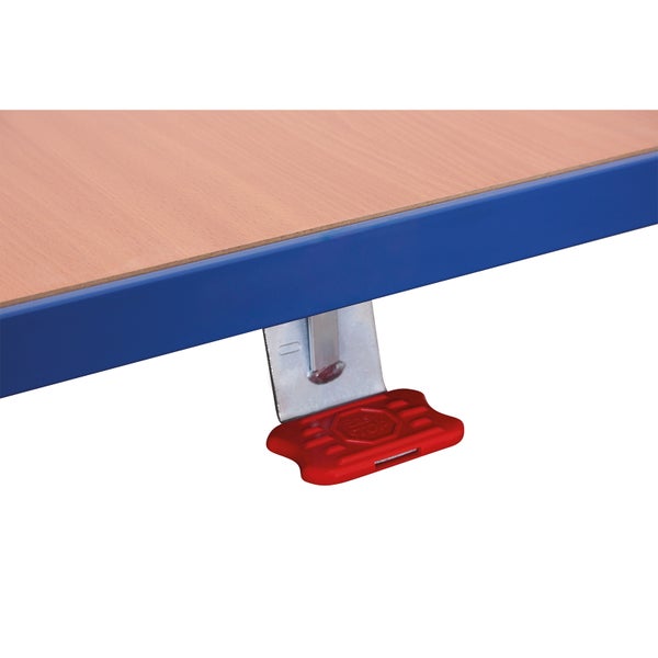 Detailansicht des Easy Stop Zentralbremssystems mit Fußpedal an einem Transportwagen mit blauem Rahmen und Holzfläche.