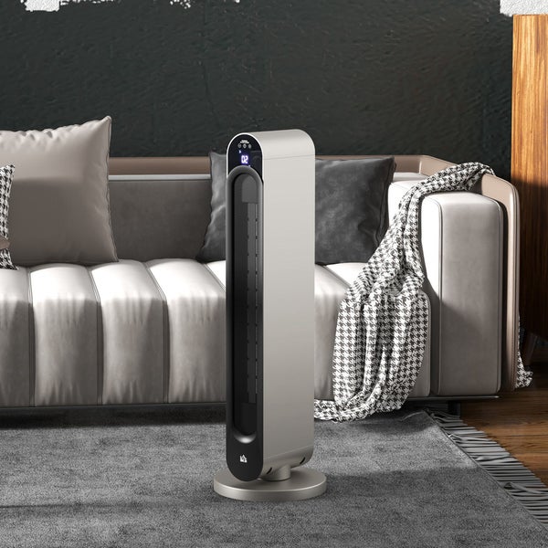 Schlanker Turmheizlüfter mit Digitalanzeige in einem modernen Wohnzimmer vor einem Sofa auf einem Teppich.