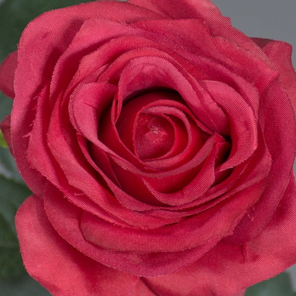 Rote künstliche Rose aus Textil zur Dekoration.