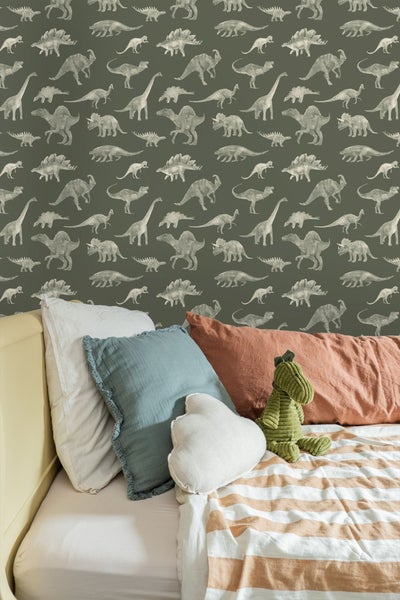 Kinderzimmer mit Dinosaurier-Tapete, Kissen und Dinosaurier-Spielzeug