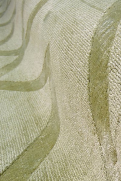 Nahaufnahme eines Teppichs mit Reliefmuster und wellenförmiger Hoch-Tief-Struktur.