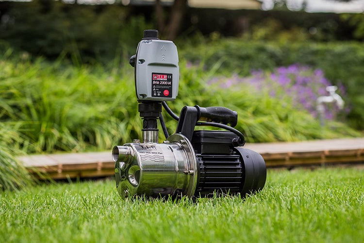 T.I.P. Hauswasserautomat HWA 4400 INOX Plus auf Rasen