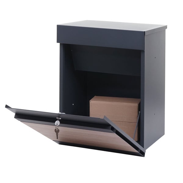 Briefkasten mit Schloss und Paket im Inneren