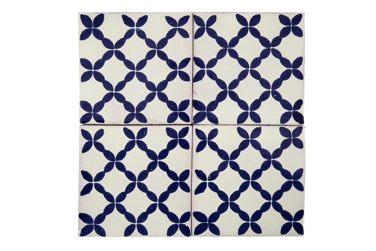 Vier Dekorfliesen mit Blütenmuster