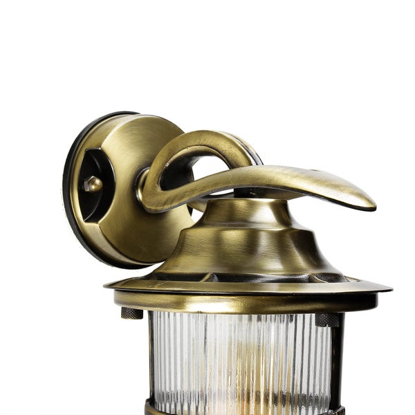 Wandleuchte mit transparentem, geripptem Lampenschirm