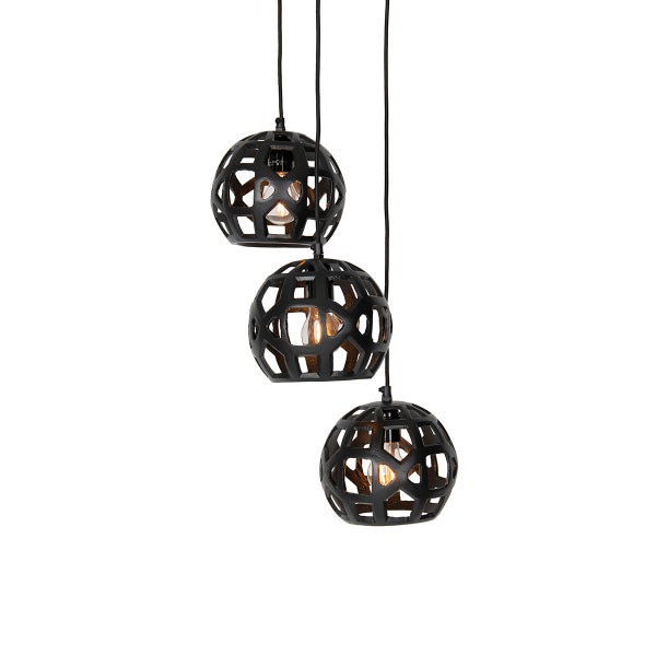 Hängelampe mit drei kugelförmigen, durchbrochenen Lampenschirmen