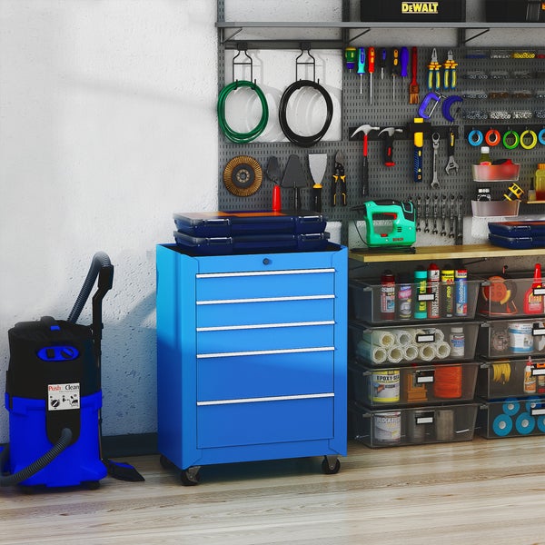 Strukturierte Werkstatt mit blauem Werkzeugwagen, Industriestaubsauger, Werkzeugwand und Regalen mit transparenten Lagerboxen.