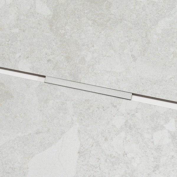 Duschrinne aus Edelstahl mit Abdeckung in Fliesenoptik integriert in steinoptische Fliesen