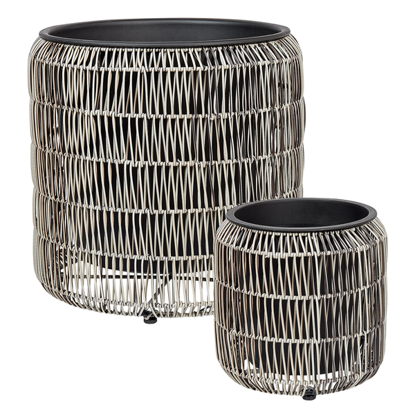 Zwei Pflanzgefäße mit Drahtgeflecht