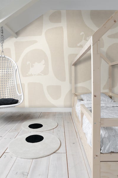 Kinderzimmer mit Himmelbett, Hängesessel und gemustertem Teppich