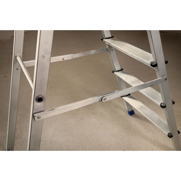 Stabile Aluminium Klappleiter mit profilierten Stufen und Sicherheitsgelenk für sicheren Stand bei handwerklichen Arbeiten.