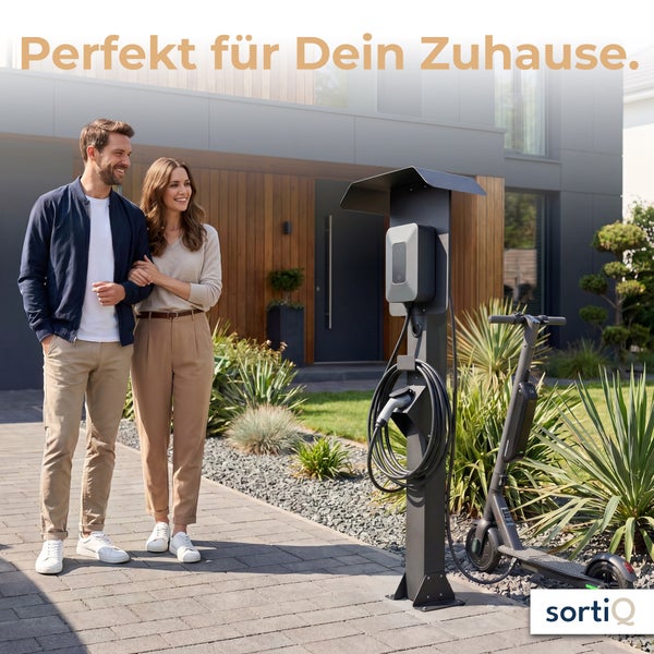Ein Paar vor einem modernen Haus neben einer Ladestation für Elektroautos mit Schutzdach und einem E-Scooter. sortiQ Logo.