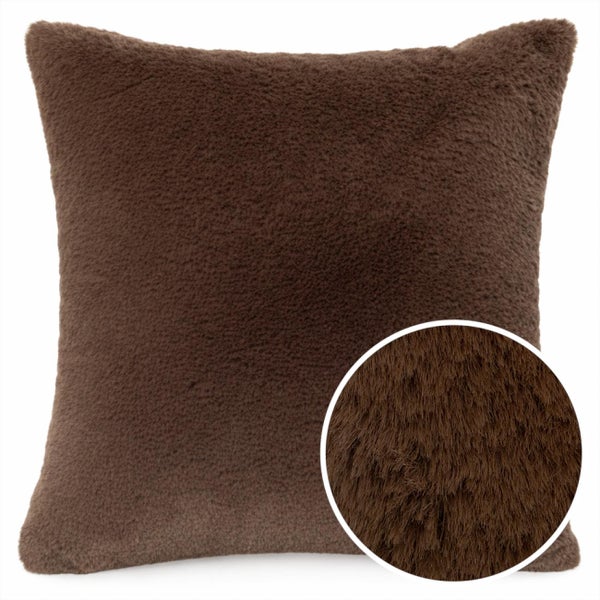 Quadratisches Dekokissen aus braunem Kunstfell mit einer Detailansicht der weichen Oberflächenstruktur.