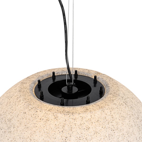 Detailansicht der Oberseite einer kugelförmigen Pendelleuchte in Steinoptik mit schwarzem Kabel, Aufhängungsseil und Montageplatte aus Kunststoff.