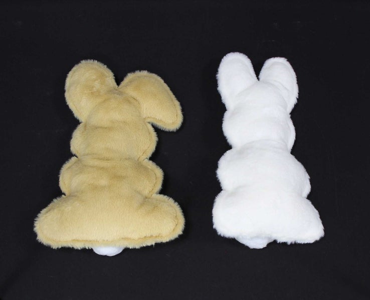 Dekorative Wohndecke mit Hirschmotiv auf einem Sofa